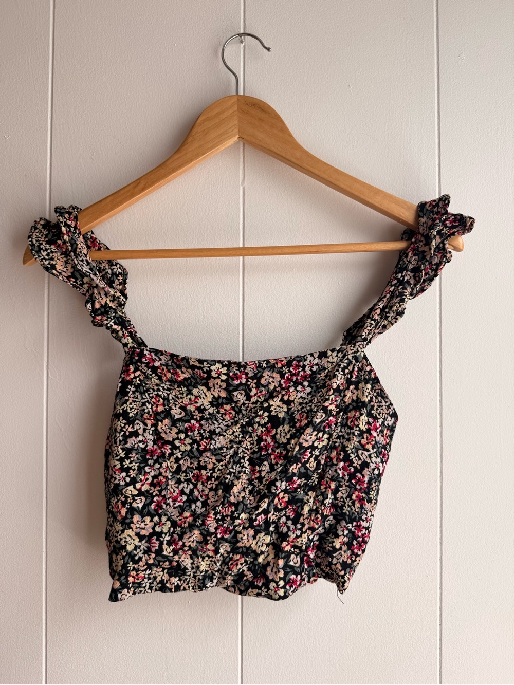 Dynamite Floral Ruffle Strap Crop Top - Black